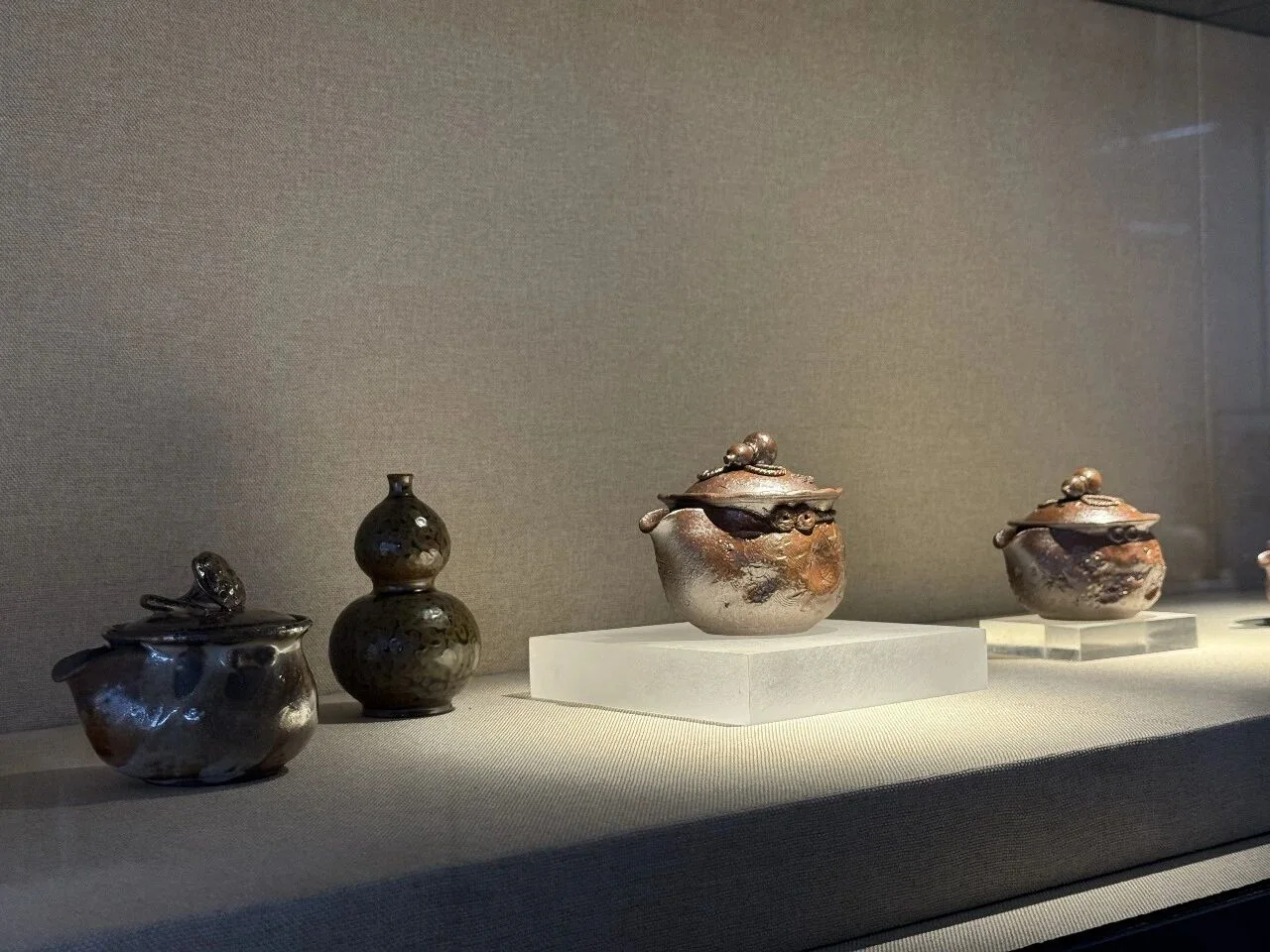 枫烬凝华展览陶质带盖器展柜